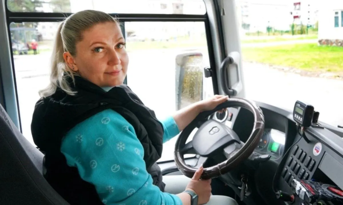 В Карелии водитель автобуса доказала, что профессионализм важнее внешности: гибкий график, дружелюбный коллектив и уверенность на дороге – залог успешной работы.