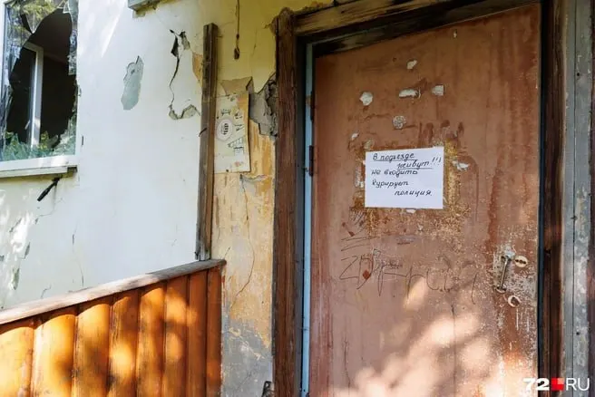 После выселения большинства жильцов дом стал местом регулярного вандализма: выбиты окна, сломаны двери и повреждена мебель. Единственный остающийся жилец продолжает жить здесь, пока на месте бараков возводят многоэтажки.