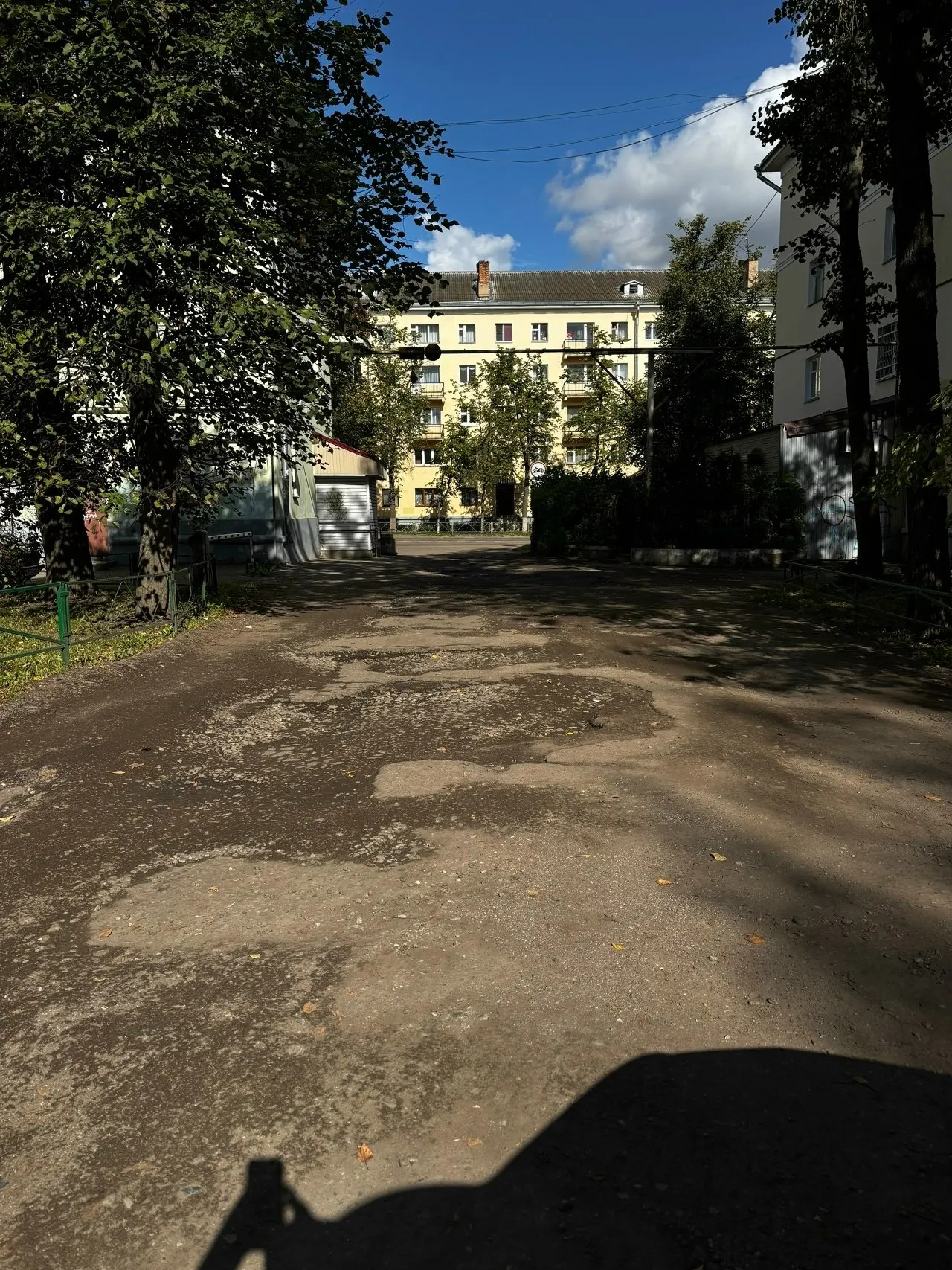 Жители Великих Лук сообщают о повреждении въезда во двор и призывают ответственных принять меры.