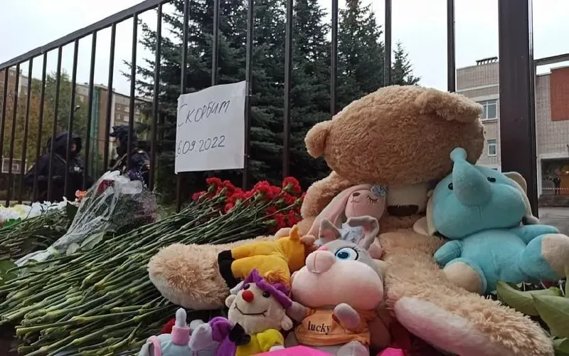 Память о погибших остаётся в центре внимания, а вопросы безопасности школ и итогов расследования вызывают тревогу в обществе.