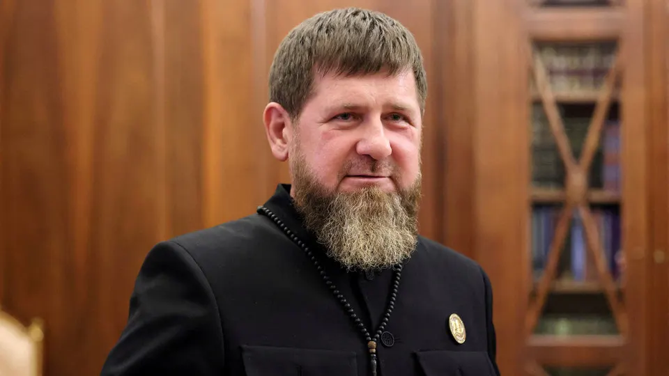 Рамзан Кадыров набрал рекордные 99,85% голосов на выборах главы Чечни. Глава республики заявил о планах обсудить возможность ухода, но президент России призвал продолжать работу.
