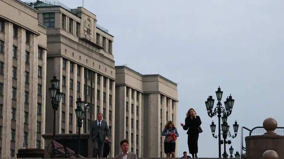После выборов Госдумы власти вернулись к обсуждению идеи взимания платы за зарубежный трафик и мер против VPN; точные даты и размеры пока не озвучены.