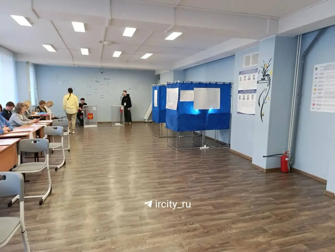 Участки открыты до 20:00. Корреспонденты освещают ход голосования, нарушений на утро не зафиксировано.