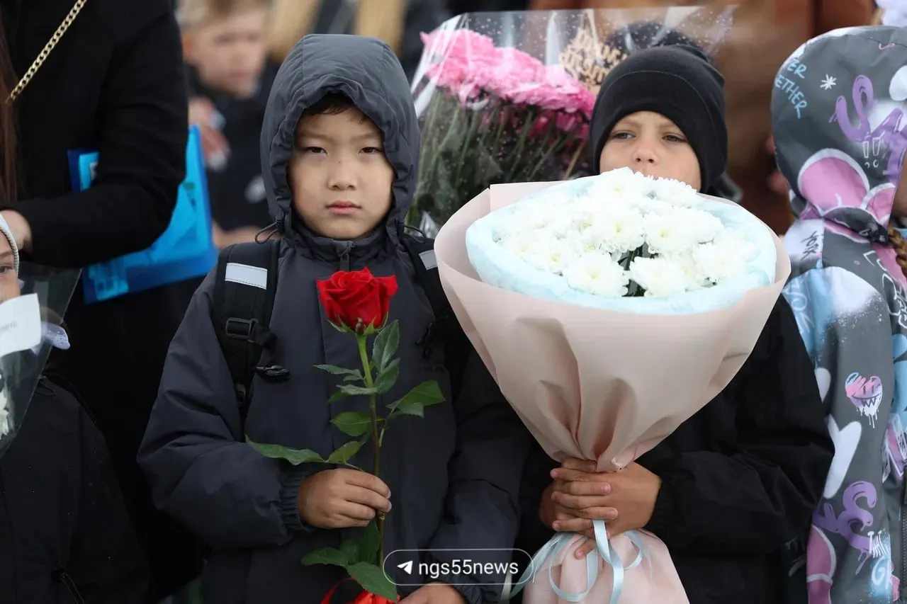 Омичи выбирают разные варианты букетов к 1 сентября: от скромной розы до пышных композиций. В материале — идеи бюджета и фотоотчет по празднику в школе.