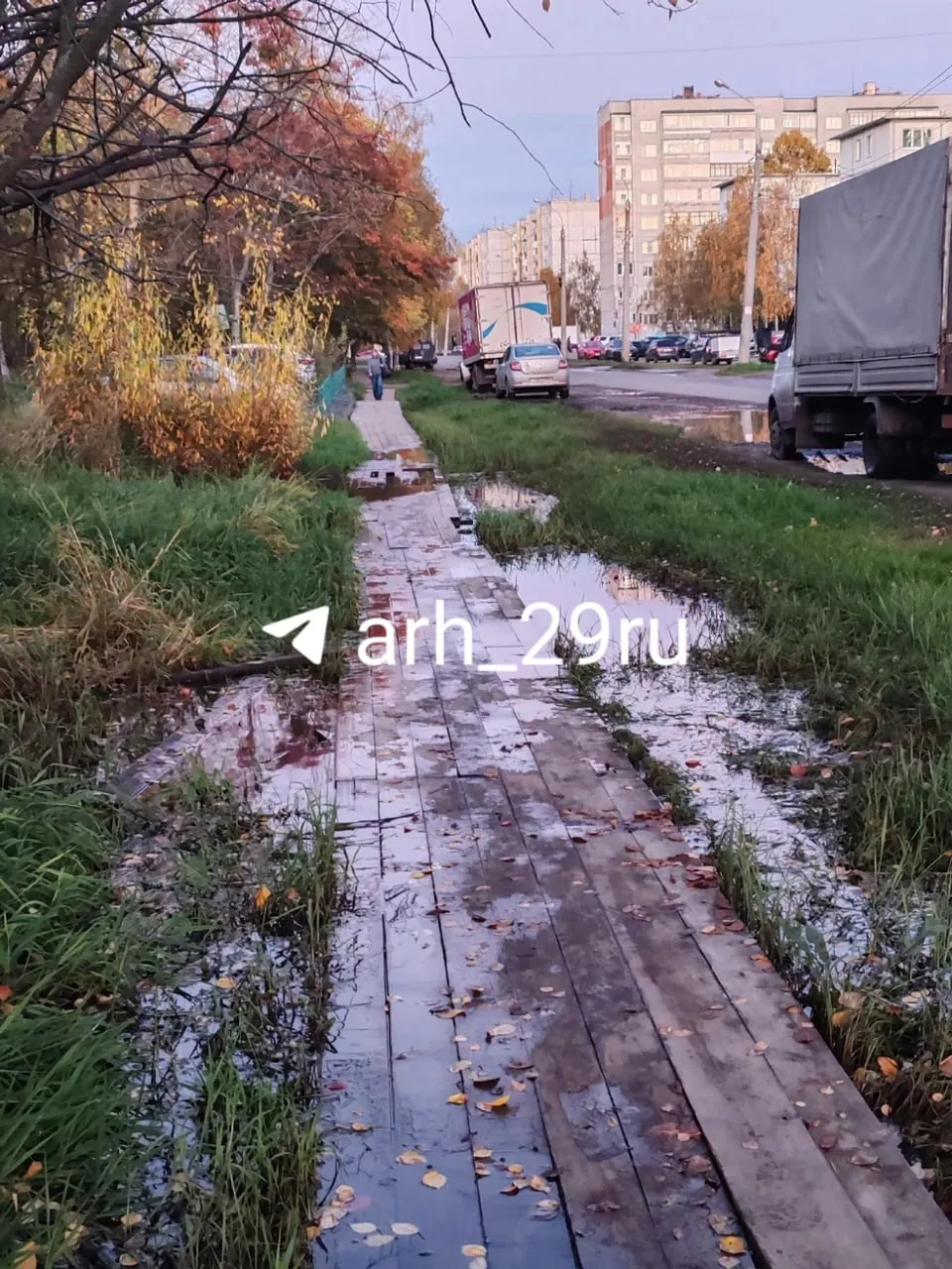 Непрочный настил, затапливаемый участок и слабое освещение по вечерам требуют ремонта.