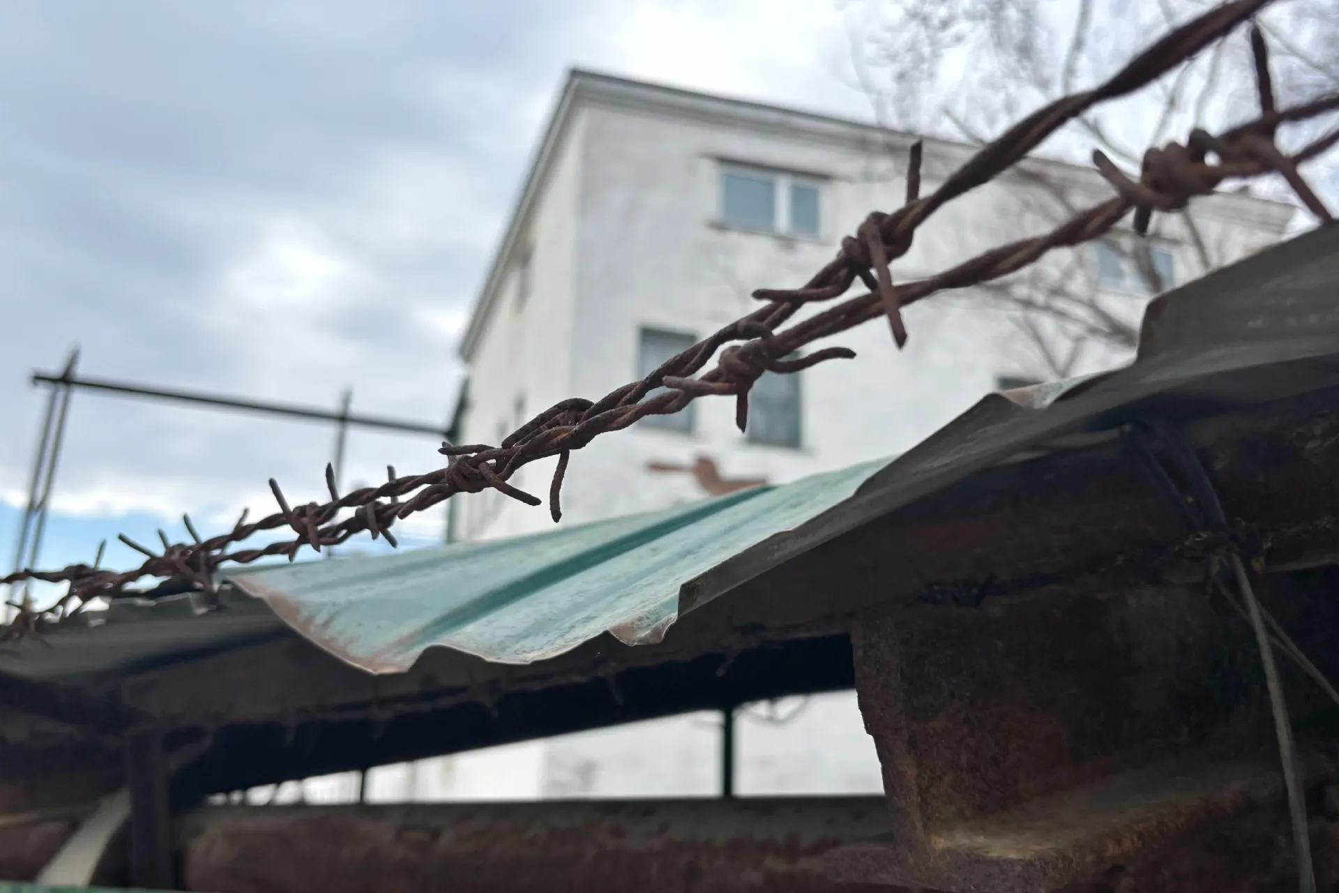По версии следствия, обвиняемый поджигал объекты критической инфраструктуры, пытался завербовать людей и, предположительно, сотрудничал с иностранными силами.