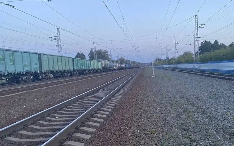 14-летний школьник погиб после инцидента на железнодорожном пути возле станции Сибирская. Расследование ведут следственные органы.