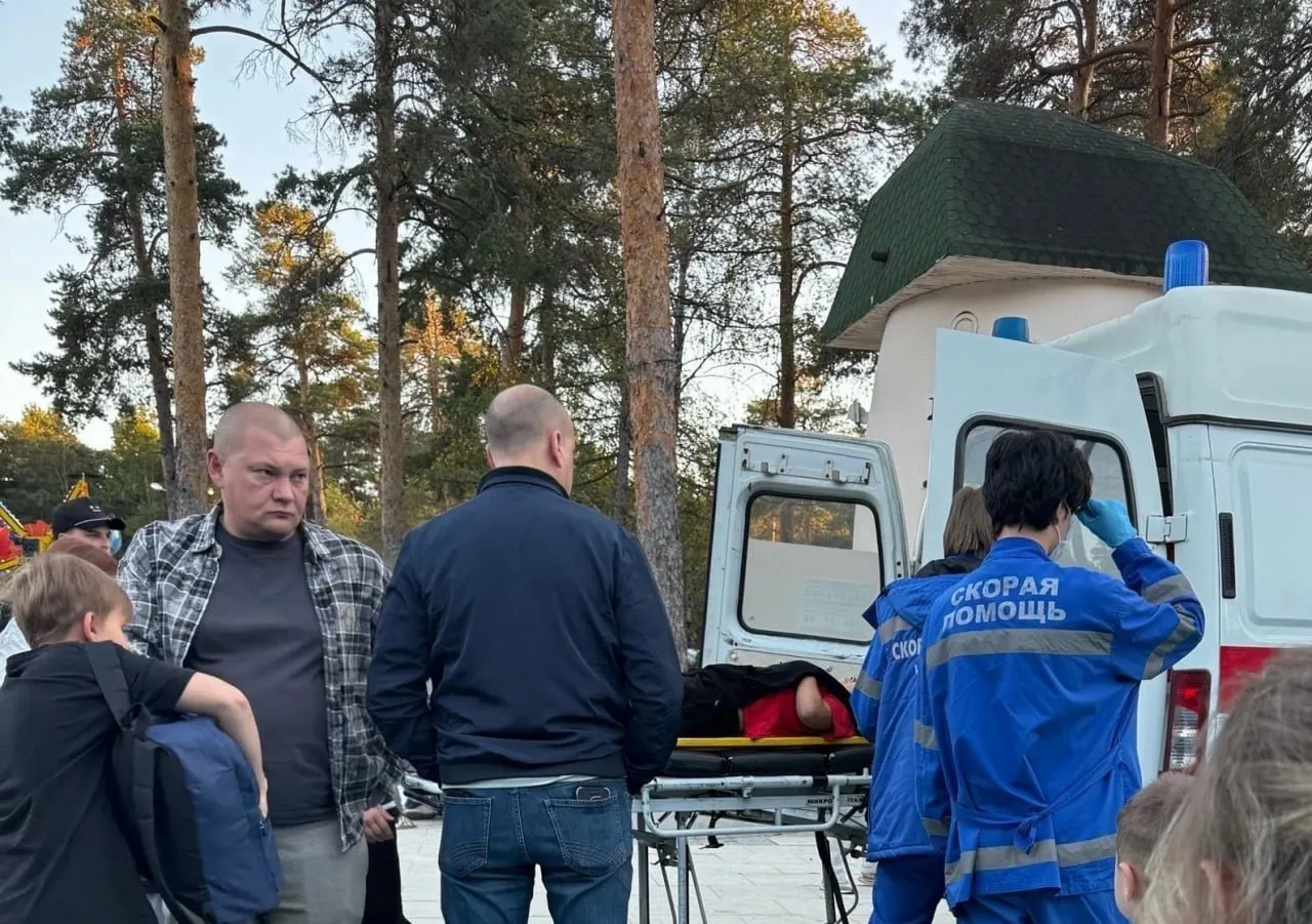 12-летний мальчик получил травмы на недавно открытой детской площадке после реконструкции стоимостью 903 млн рублей. По данным властей, обновлённая зона оснащена антитравматичным покрытием.