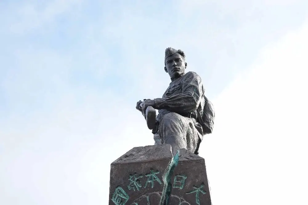 На площади Славы в Хабаровске открыт мемориал погибших в ходе конфликта на Украине и монумент, посвященный победе над Японией; рядом лежат гильзы с землей из оккупированных областей Украины.