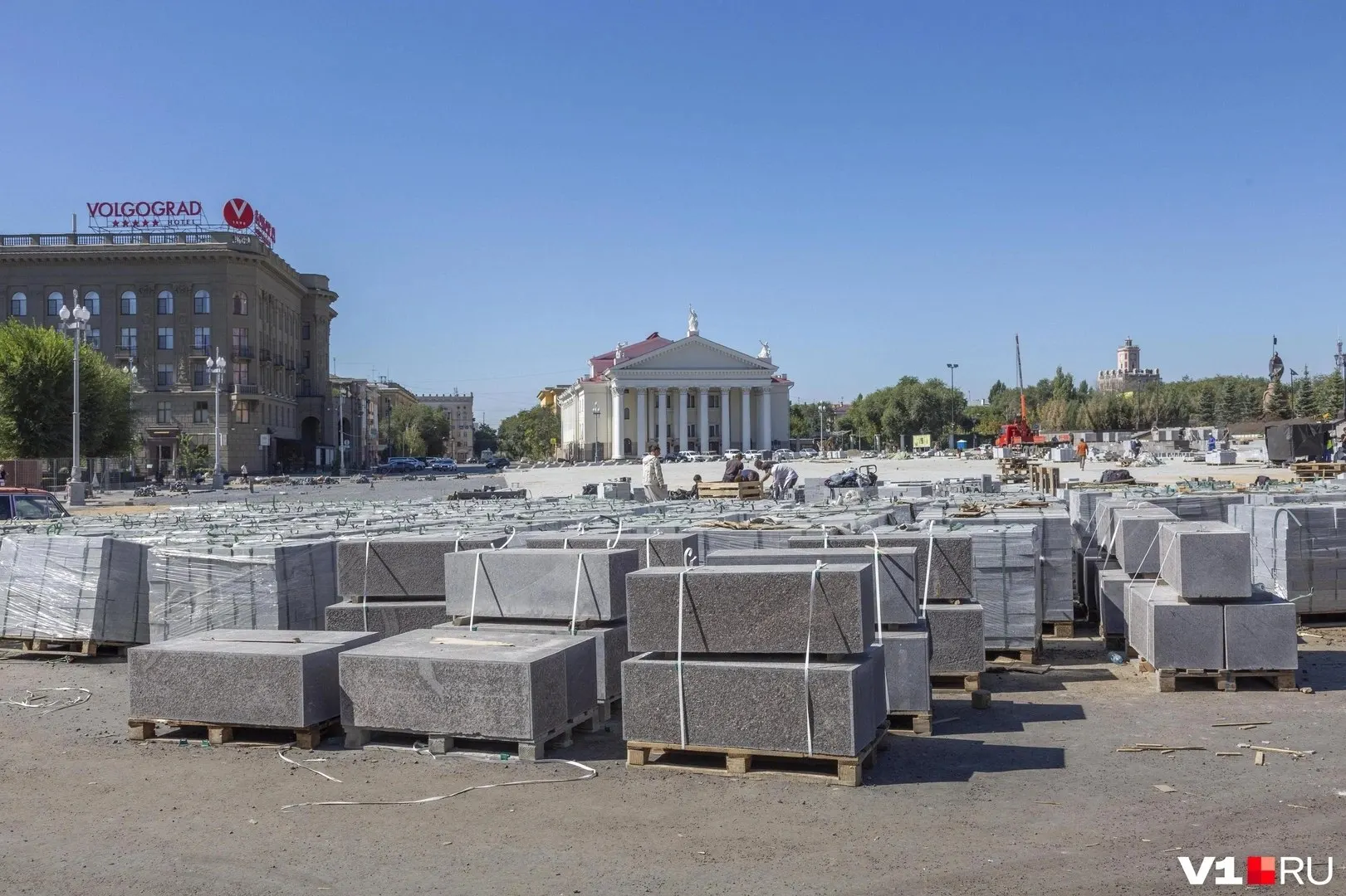 Эксперт по госзакупкам анализирует условия контрактов реконструкции площади и указывает на крупные траты бюджета.