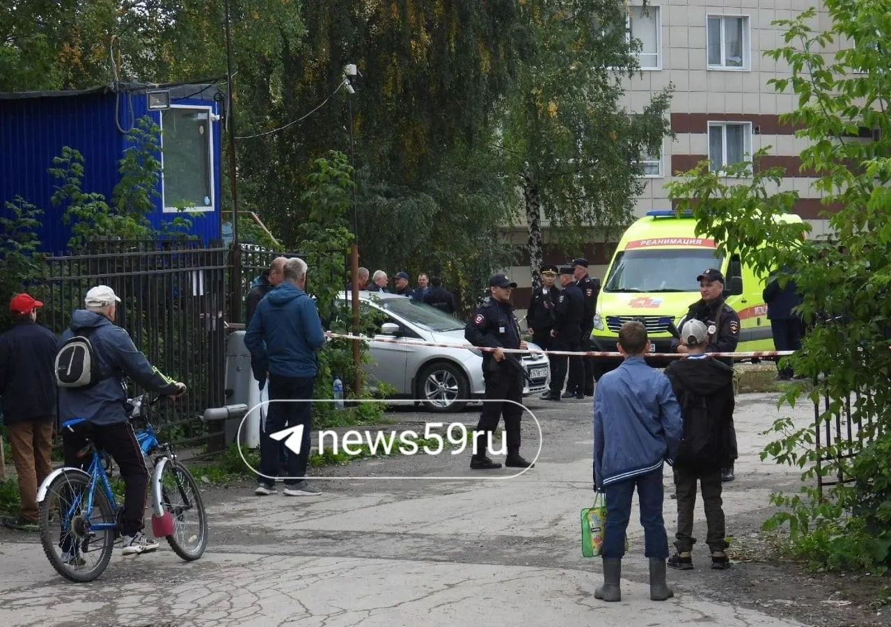 82-летняя женщина с болезнью Альцгеймера отказалась открыть дверь; после переговоров её эвакуировали, квартира осталась невредимой, за ней ухаживает соцработница.
