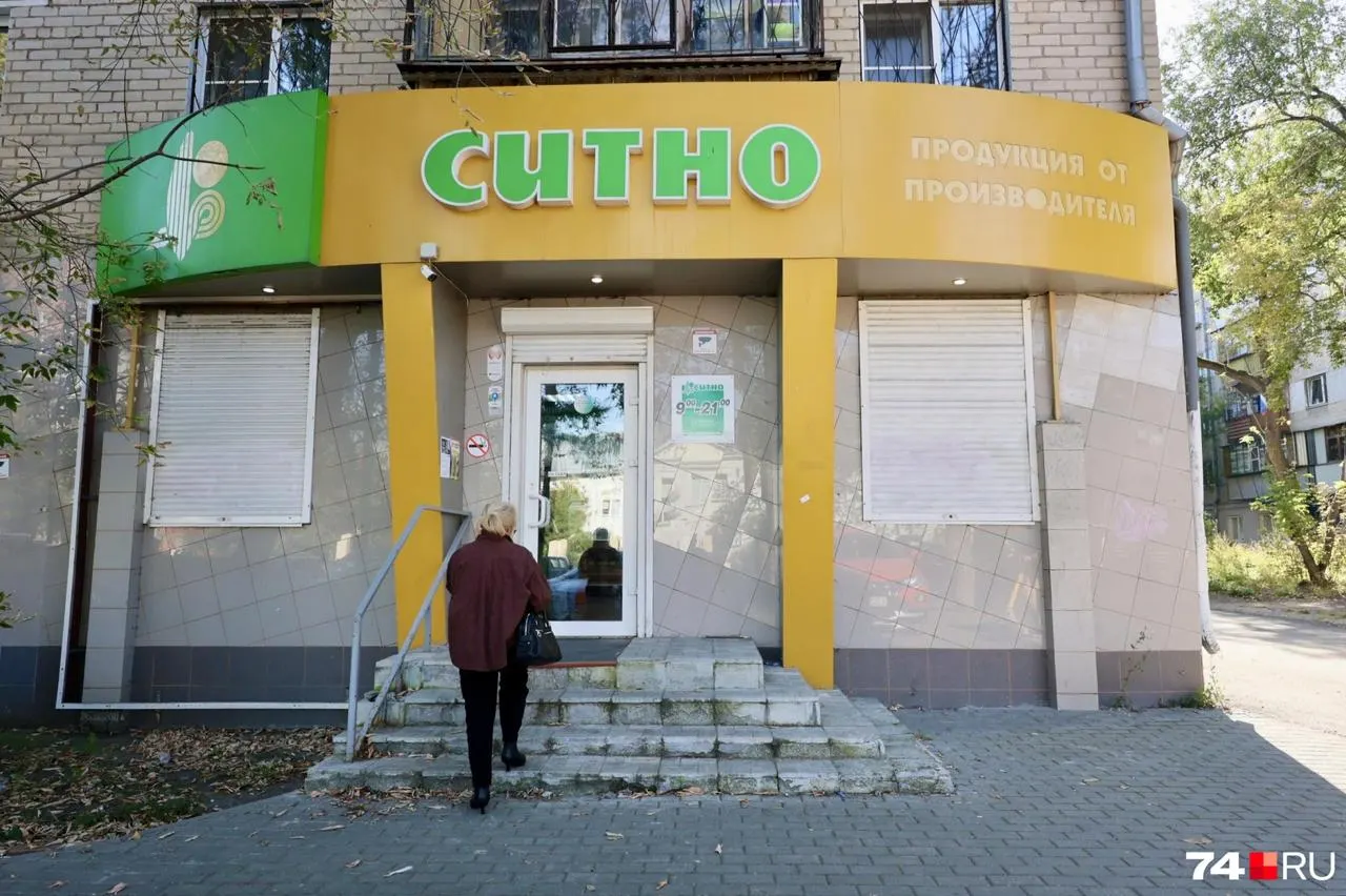 Компания заявляет о трансформации сети: смена форматов и ассортимента, часть точек закрывается, а продукция бренда остаётся доступной через партнёрские сети.