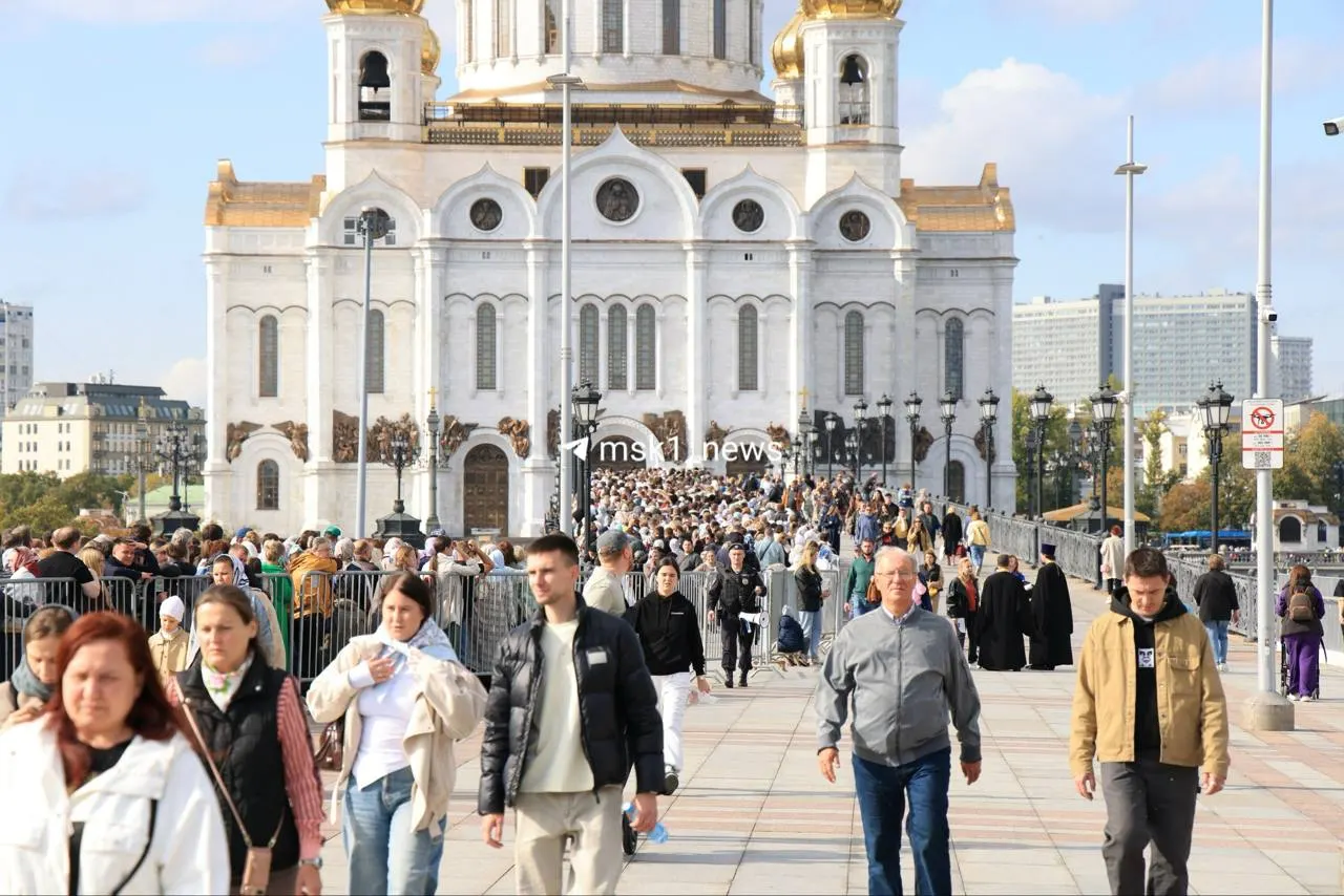 В Москве верующие выстроились в очередь к мощам святителя Спиридона, планируя долгий путь к святыне и соблюдая расписание вечерних очередей.