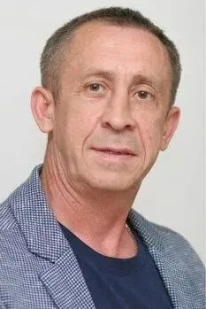 Расследование политических репрессий и давление на оппозицию: задержания кандидатов, применение экстремистских статей и иски об авторских правах, что влияет на списки и кампанию.