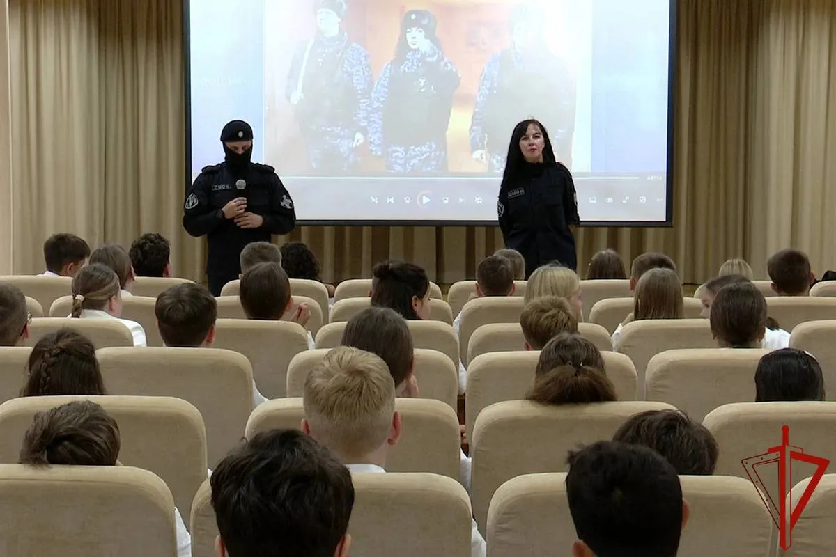 200 учащихся прошли урок мужества, организованный подразделением ОМОН, с целью патриотического воспитания и популяризации службы. Детям рассказали о подвигах спецподразделения и продемонстрировали экипировку.