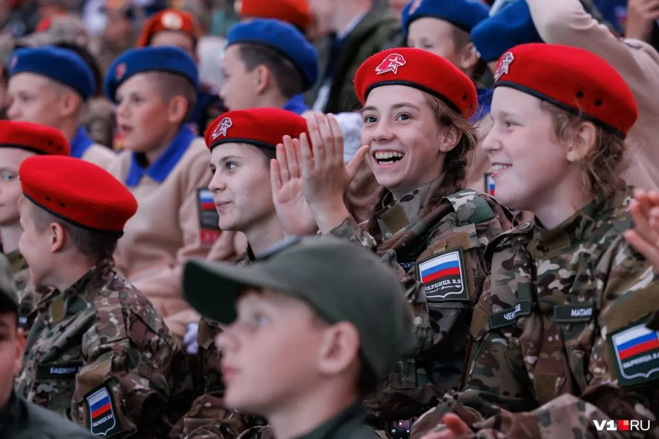 На центральной площади города прошло подведение итогов соревнования в двух возрастных группах; победители получили награды в торжественной обстановке.