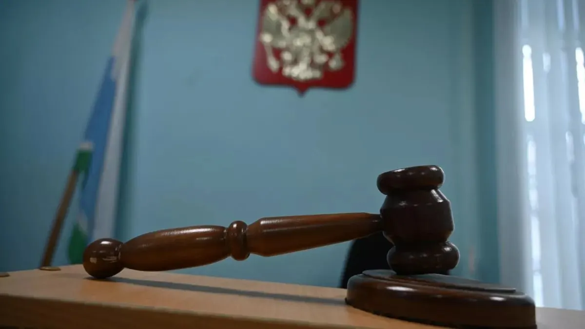 Суд обязал владельца гостиницы возместить 3,7 млн рублей арендаторке студии загара «Шоколадка» после пожара; причиной возгорания стал неисправный электрощит.