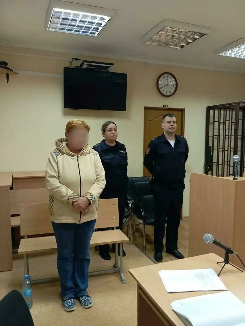 Женщина устроила конфликт на участке голосования, за что получила двое суток ареста. Суд признал её виновной в мелком хулиганстве; решение пока не вступило в силу.