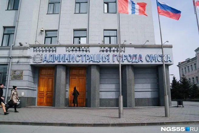 Проект изменений в Уставе города предусматривает, что губернатор сможет назначать исполняющего обязанности мэра в случае досрочного ухода, ареста или отстранения, с установленным порядком замещения и сроком отбора.