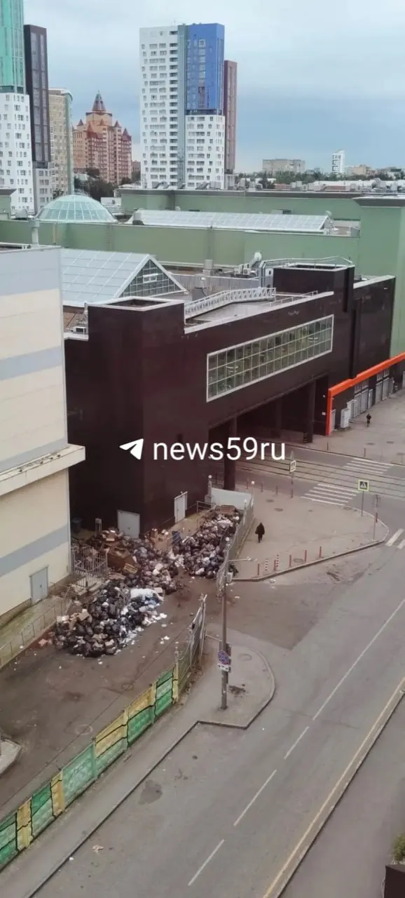 Жители сообщили о скопившемся мусоре за торговым центром: баки переполнены, рядом образуются новые свалки, что привлекает грызунов. Специалисты вывезли мусор и привели площадку в порядок.