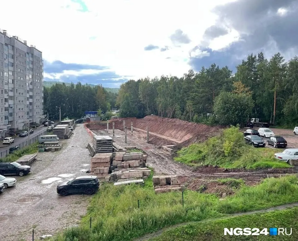 Недострой возле жилого квартала восстанавливают в прежних размерах; площадь здания около 1000 кв. м. Реализация проекта зависит от градостроительных норм.