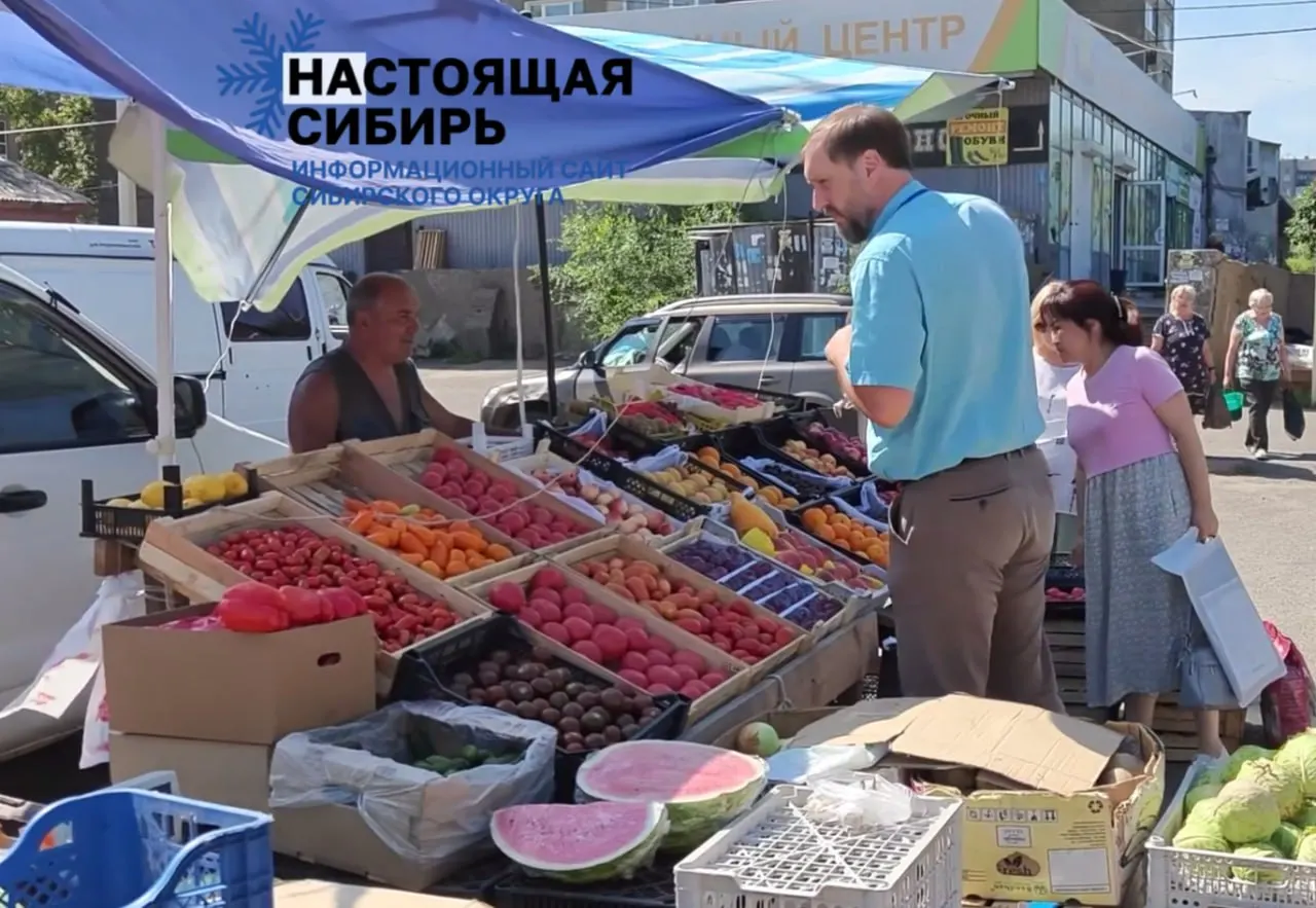Пожилые торговцы рынка в Ново-Ленино лишились навесов и прилавков; торговля вынуждена идти под открытым небом.