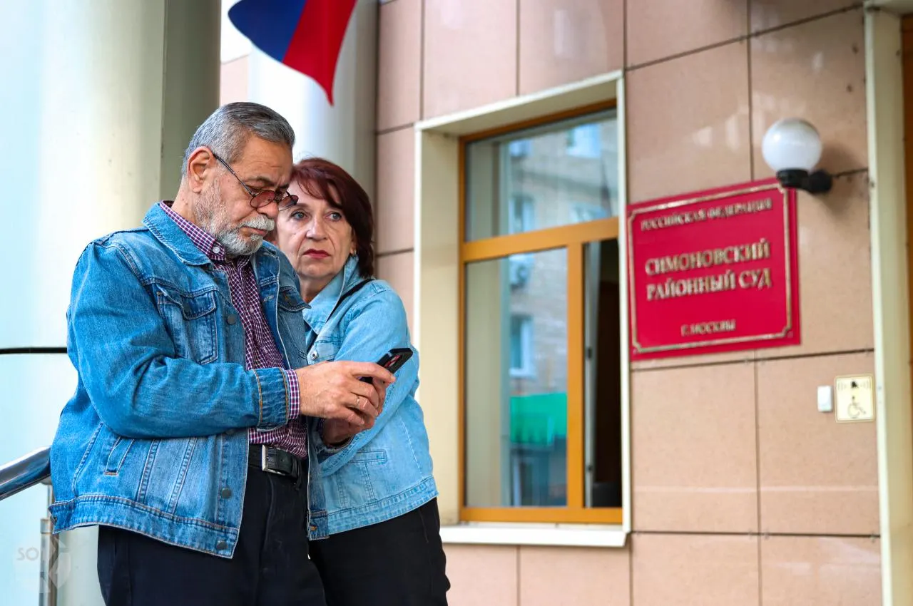 Родители российского политика посетили заседание Симоновского суда Москвы по делу основательницы фонда помощи детям; обсуждают вопрос избрания меры пресечения.