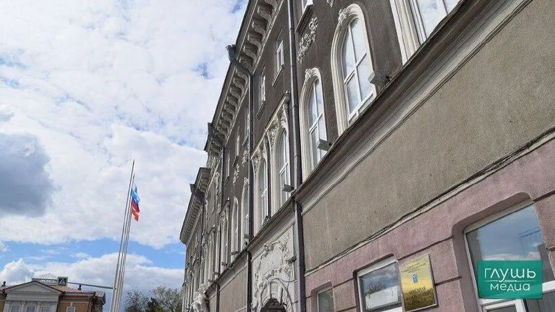 Город Саратов планирует увеличить доходы и расходы бюджета примерно на три миллиарда рублей, включая развитие наземного транспорта, питание школьников и городское благоустройство.