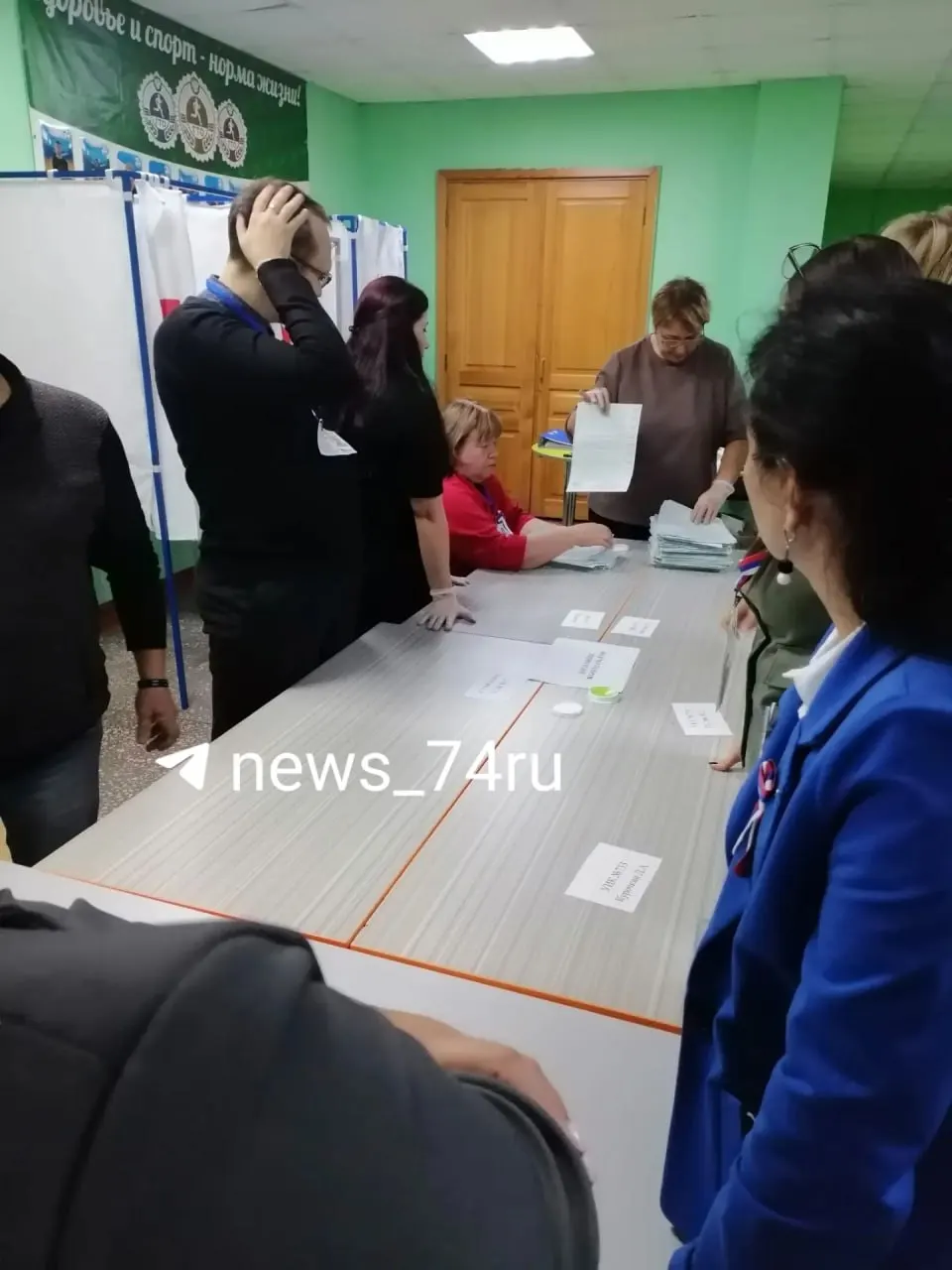 Продолжается подсчёт бюллетеней по одномандатным округам; за три дня за партии и за депутатов подано свыше тысячи бюллетеней, сортировка усложняется по мере появления новых кандидатов.