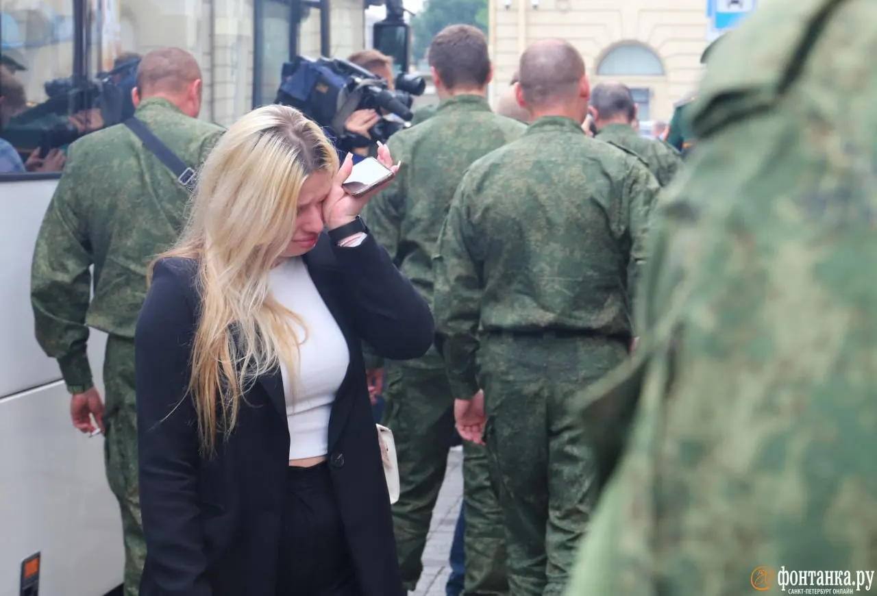 Неизвестные распространяют голосовые сообщения якобы от сослуживца и дают инструкции, как вернуть пропавших в ходе мобилизации; это древняя мошенническая схема.