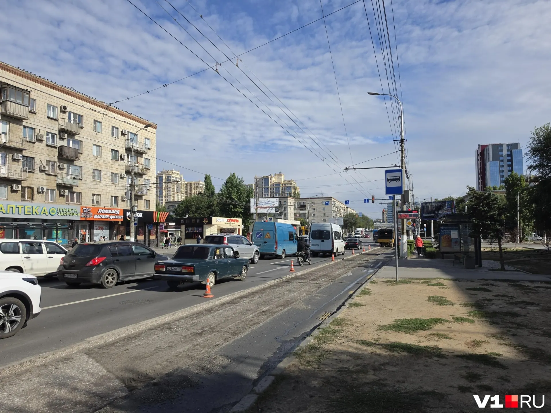 Из-за ремонта проспекта Ленина нарушена посадка и высадка: остановки перекрыты, троллейбусы и автобусы стоят дальше обычного, а парковки превращаются в источник дохода.