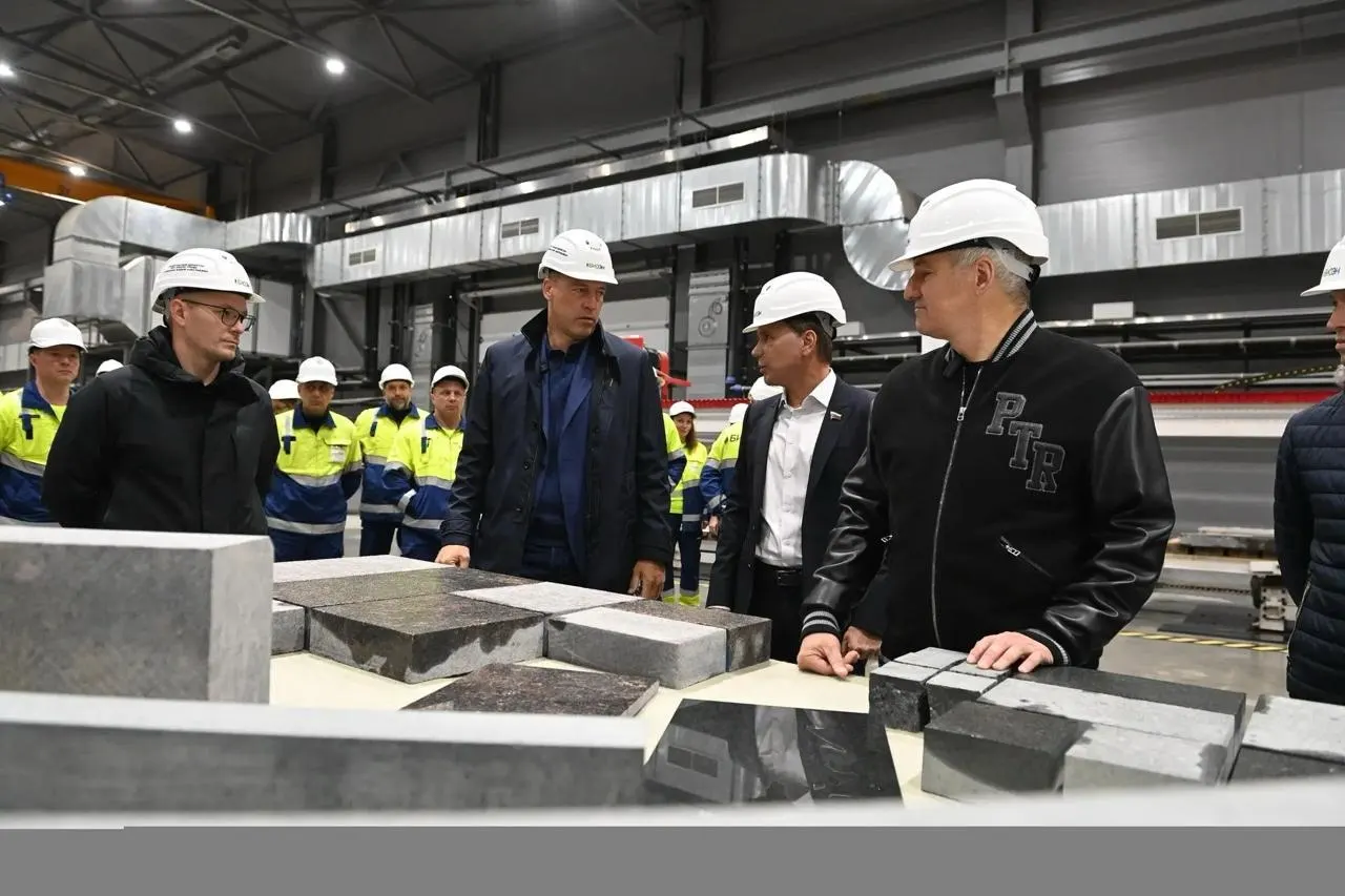 На Ситозерском месторождении запустили третий, крупнейший цех, увеличив выпуск плит мощения и бордюрного камня; инвестор вложил около 3 млрд рублей и развивает социальные проекты для сотрудников и их семей.