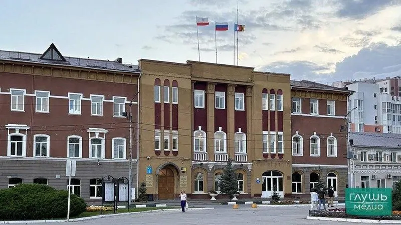 Глава района обновил постановление о режиме ЧС и курирует размещение пострадавших во временном жилье.