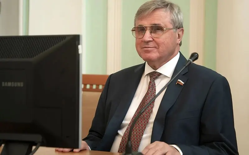 По итогам выборов в регионе КПРФ лидирует на одном округе Иркутской области; Омская область завершилась противостоянием между КПРФ и ЕР, а в Новосибирской области ЕР заняла третье место.