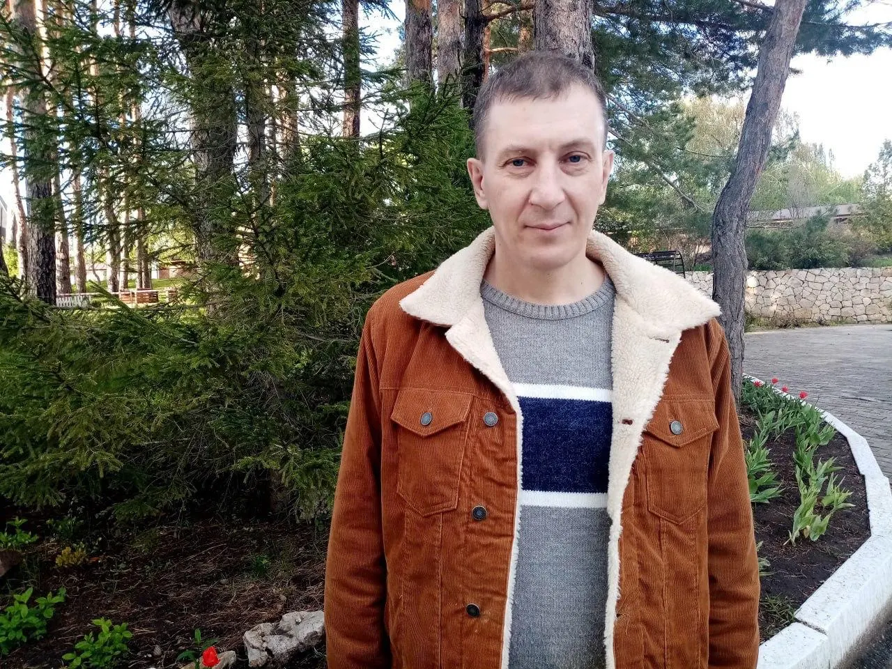 Осуждённый за распространение фейков об армии продолжает отбывать наказание в ШИЗО уже более 130 дней; родственники жалуются на отсутствие медицинских осмотров и объяснений содержания.