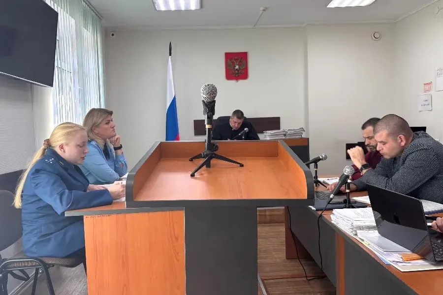 В городском суде Балтийска состоялись два заседания по делу бывшего главы администрации Балтийского городского округа и его зама; обвинения включают взятку и дачу взятки. Материалы дела направлены на экспертизу.