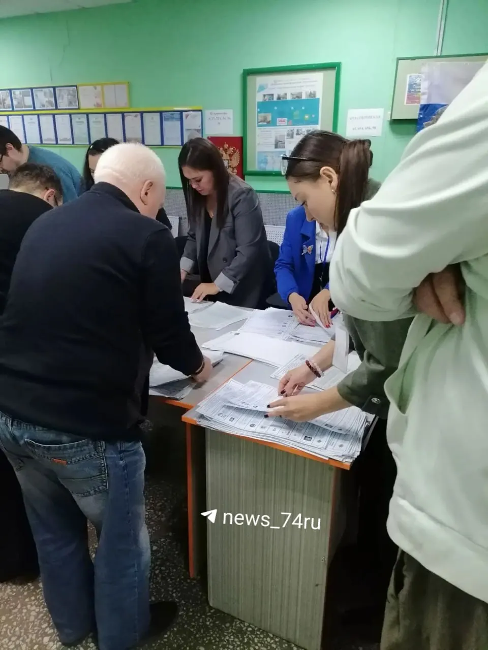 Подсчёт бюллетеней на участке сопровождается заметной усталостью членов комиссии и строгой процедурой сортировки.