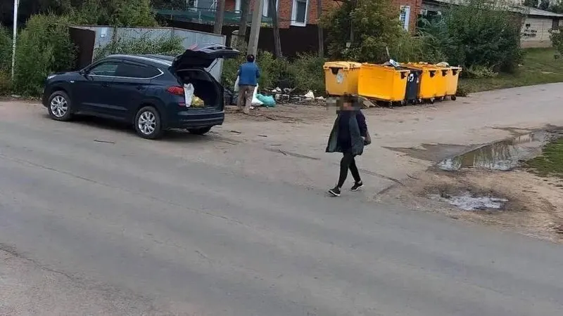 Жители района сообщают о неудобном размещении площадки для ТКО возле дома и штрафах до 50 тысяч рублей за мусор вне контейнеров.
