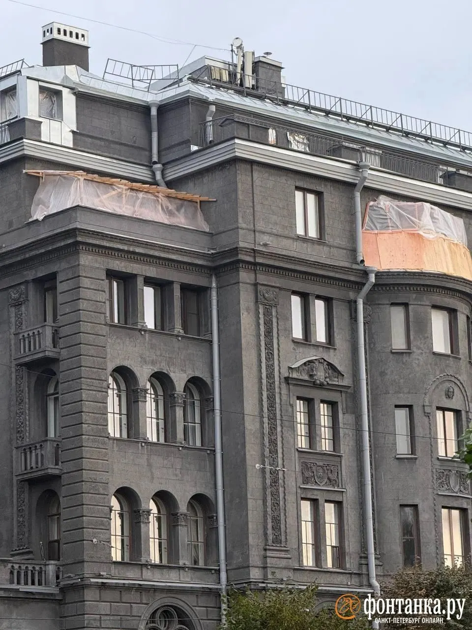 В историческом здании на набережной начались работы по застеклению балконов. Ранее здание пережило попытку незаконной надстройки мансарды; сейчас работы ведутся законно.