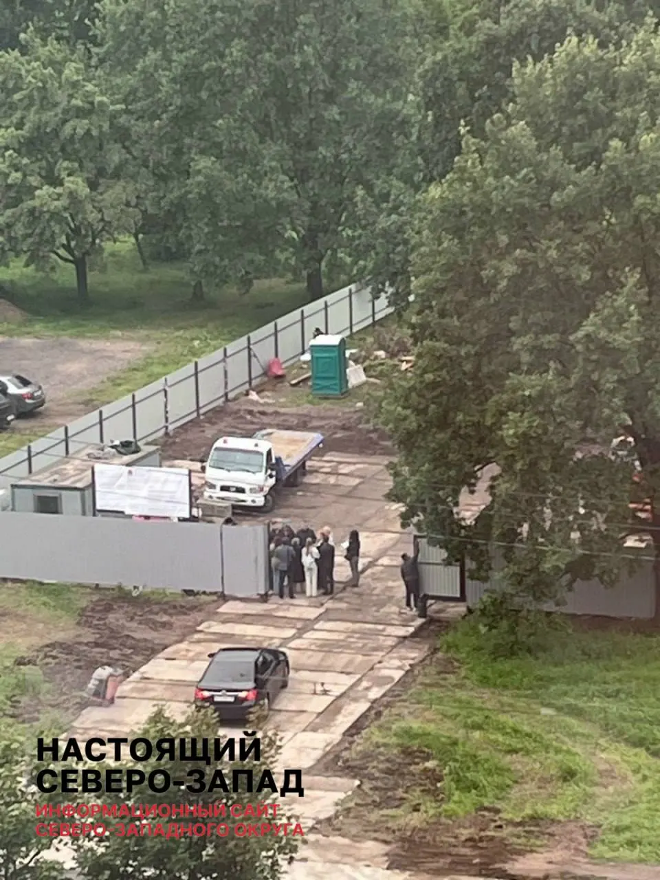 Жители Красносельского района выступают против строительства центра на территории парка; часть деревьев уже вырублена, территория парка под угрозой.