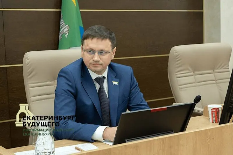 Задержан кандидат в депутаты от партии Яблоко; сообщается, что его увезли в отдел полиции. Имя кандидата — Алексей Холодарёв.
