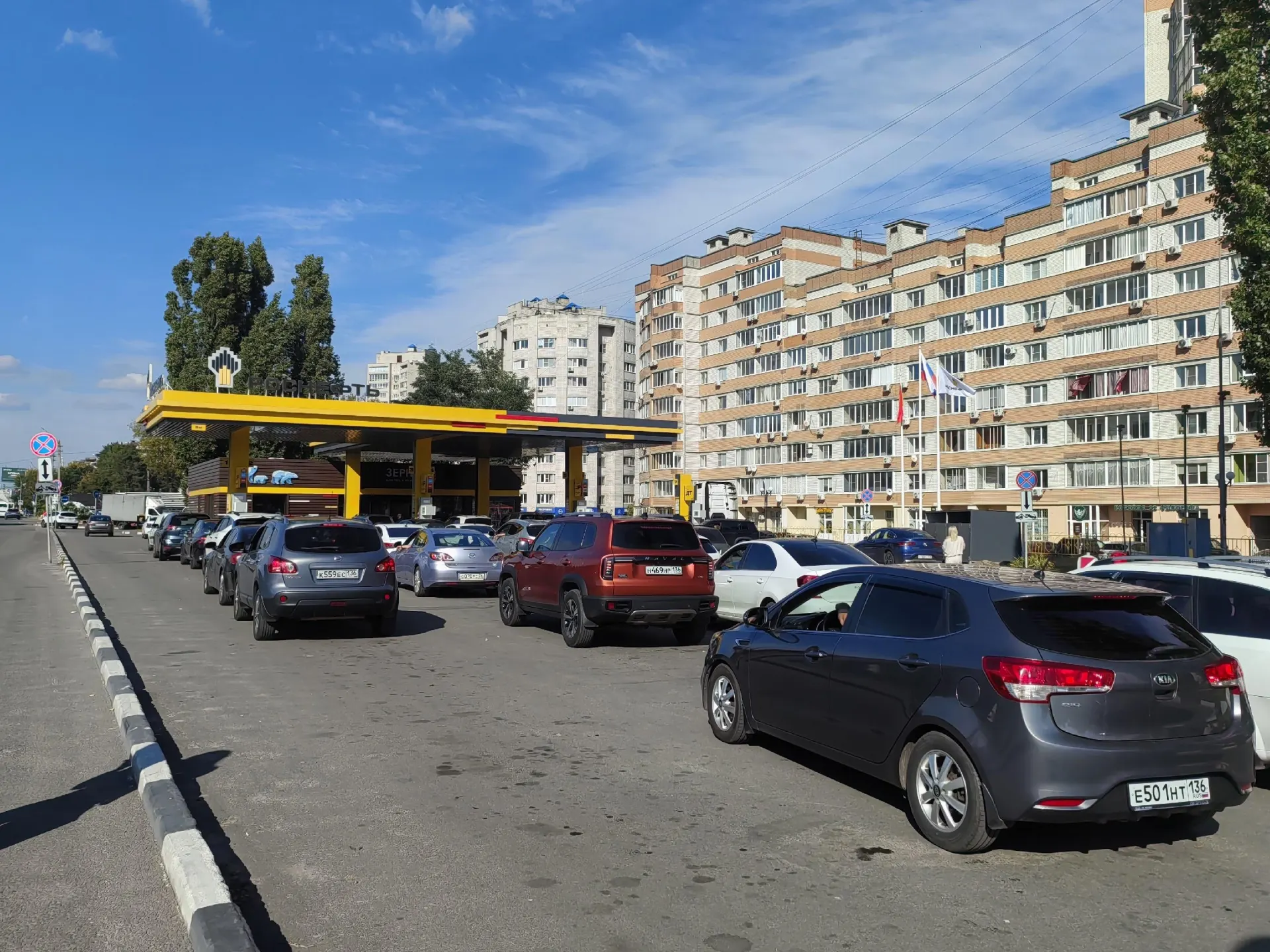 Как считают потребители на АЗС и проверяют паспорта качества топлива: репортаж о ситуации на рынке топлива в Воронеже и связанные с этим очереди.