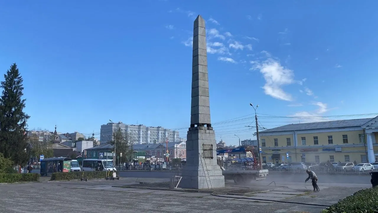 На Демидовской площади начался ремонт обелиска, увековечившего 100-летие горного дела на Алтае.