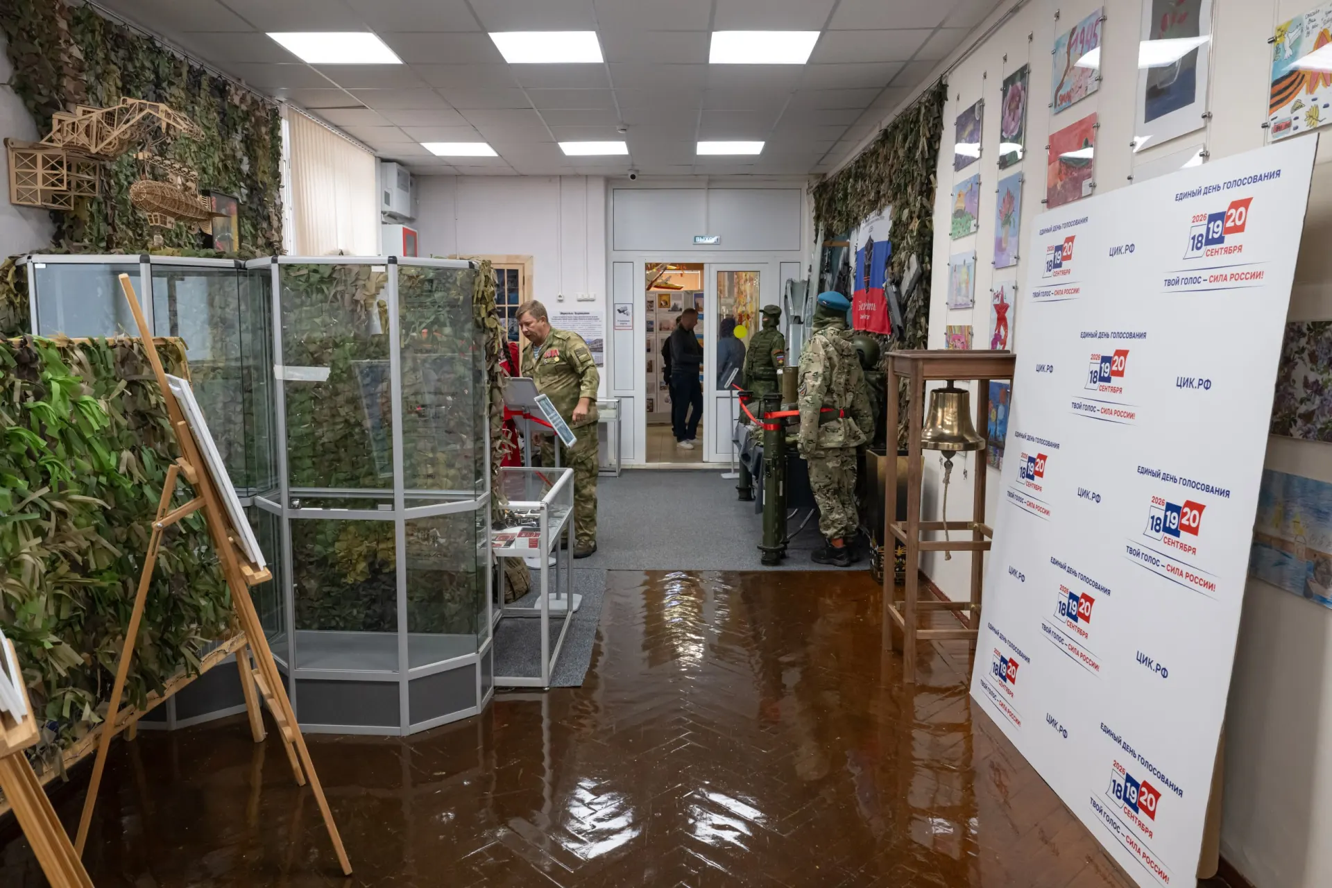 Участок №929 размещён на выставке в Центре детского технического творчества «Охта». Экспозиция демонстрирует экспонаты с мест боевых действий — личные вещи, награды и письма. К началу июня выставку посетили более двух тысяч человек, на участке проголосовал участник войны Роман Смелков.