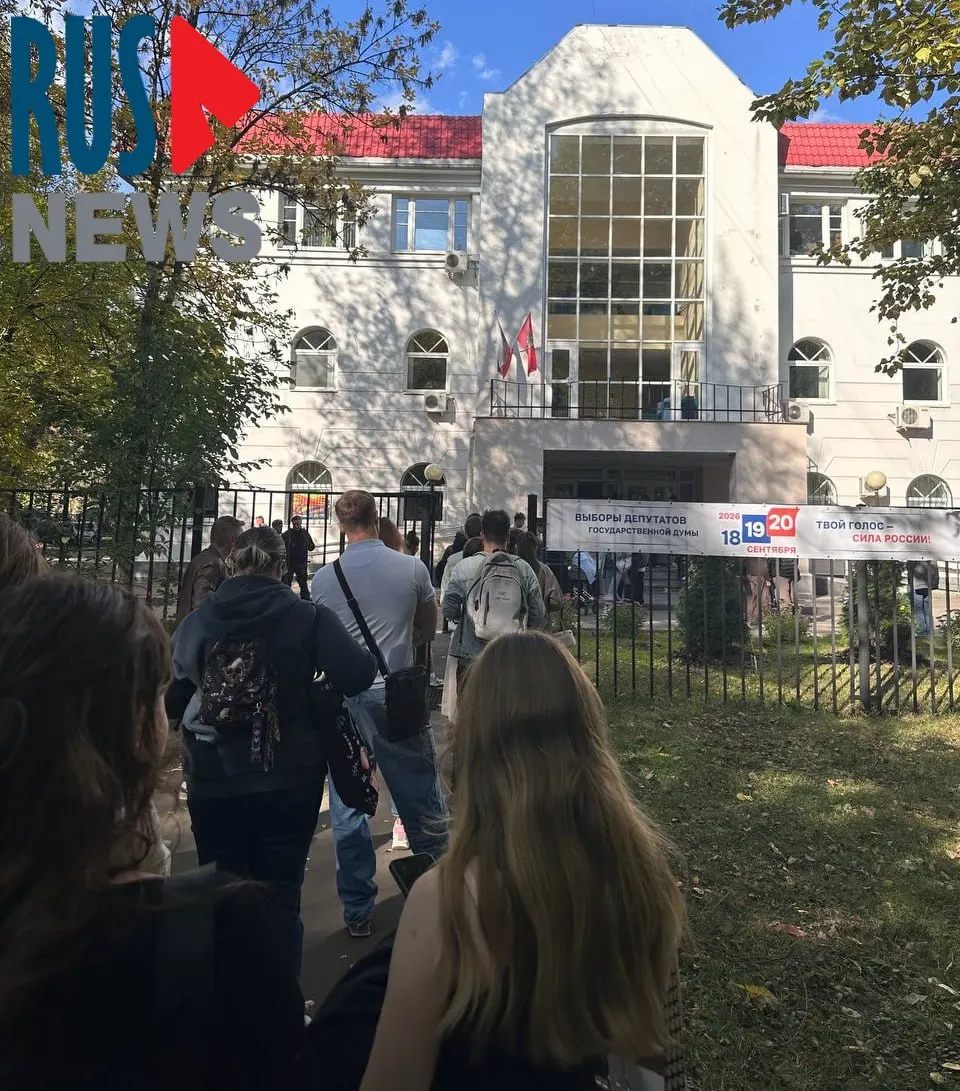 На участке №1769 в Даниловском районе Москвы образовалась очередь на вход: людей пропускают по одному, задержка связана с перебоями в интернете при выдаче бюллетеней. Для пожилых граждан и родителей с детьми вынесли стулья.