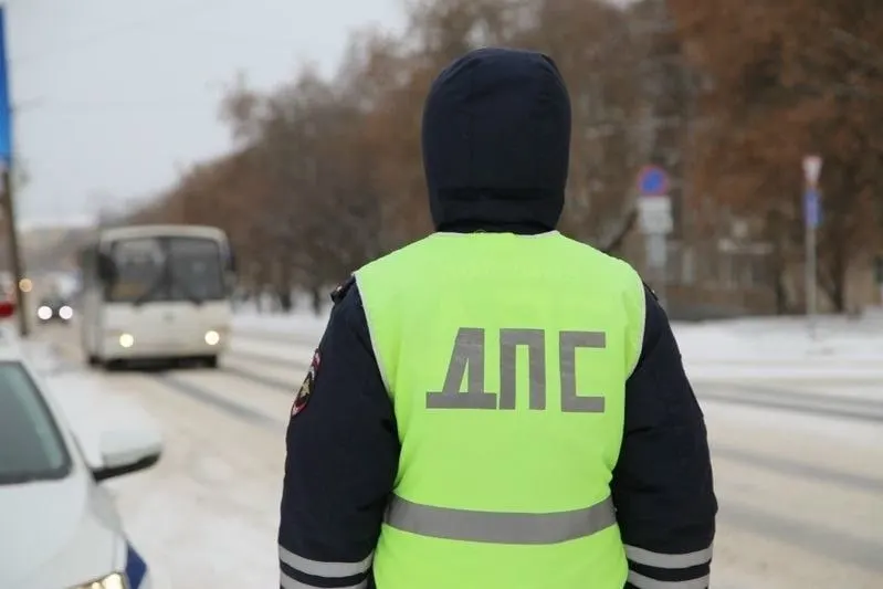 Прокуратура подала иск об изъятии более 3 млн рублей, поступивших на счета бывшего инспектора ГИБДД и его супруги; происхождение средств не подтверждено.