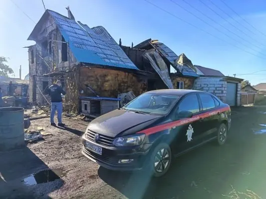 Ночью в частном доме Алейска произошел пожар, в результате которого погибли женщина и трое детей. Следственные органы устанавливают причины возгорания; возбуждено уголовное дело по неосторожности.