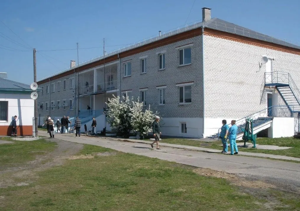 52-летний пациент психоневрологического интерната погиб на территории учреждения во время движения ассенизаторской машины назад. Инцидент произошёл в присутствии персонала и других пациентов; комментарии пока не даны, запросы направлены в департамент соцразвития.