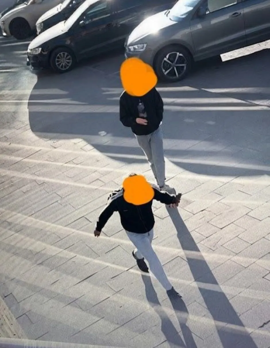 Рано утром молодой человек в состоянии опьянения повредил держатель шлагбаума на парковке; сотрудники полиции устанавливают обстоятельства.