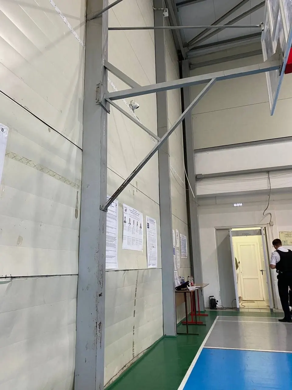 Во второй день трёхдневного голосования независимые наблюдатели продолжают фиксировать нарушения процедур и ограничения доступа на нескольких участках.
